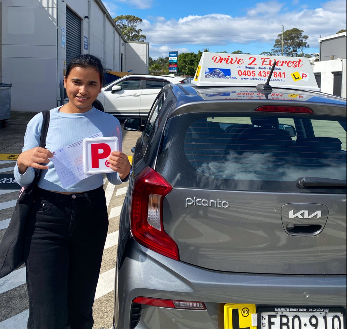 A new driver with a P-plate beside the grey Drive 2 Everest Kia Picanto